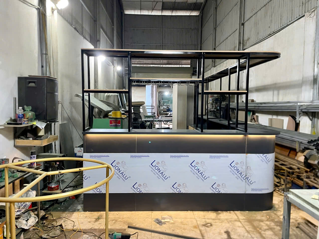 Quầy đang được hoàn thiện tại xưởng